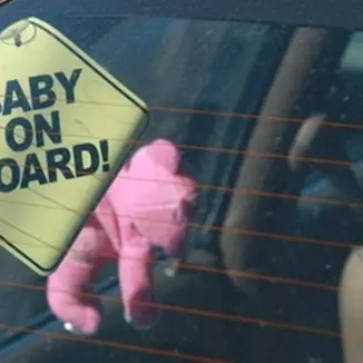 Bimba accidentalmente chiusa in auto sotto il sole cocente, salvata