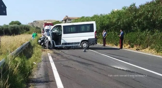 Tragico impatto sulla statale 106 a Brancaleone, un morto