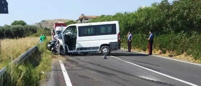 Tragico impatto sulla statale 106 a Brancaleone, un morto