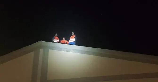 Notte sul tetto per gli operai del verde pubblico di Corigliano-Rossano