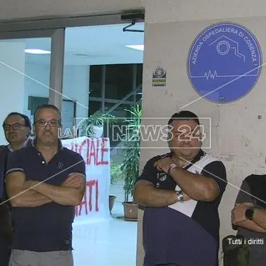 Cosenza, la notte dei precari accampati che sperano nella stabilizzazione