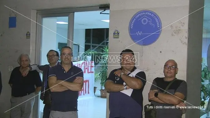 Cosenza, la notte dei precari accampati che sperano nella stabilizzazione