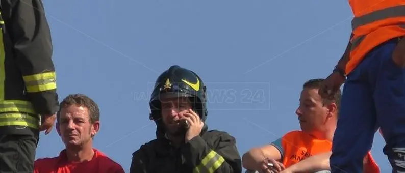 Il sindaco sul tetto insieme agli operai in protesta promette che saranno reintegrati