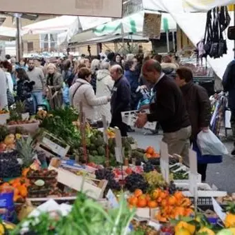 Prendeva mazzette dai commercianti abusivi. Arrestato ispettore della Municipale di Rosarno