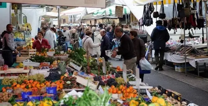 Prendeva mazzette dai commercianti abusivi. Arrestato ispettore della Municipale di Rosarno