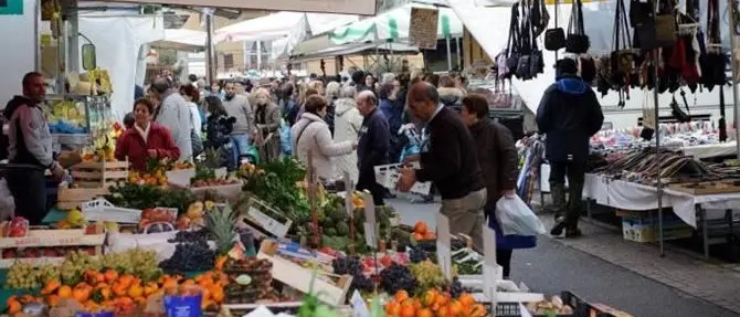 Prendeva mazzette dai commercianti abusivi. Arrestato ispettore della Municipale di Rosarno