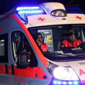 Veicolo sbanda in autostrada, ferito il conducente