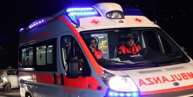 Veicolo sbanda in autostrada, ferito il conducente