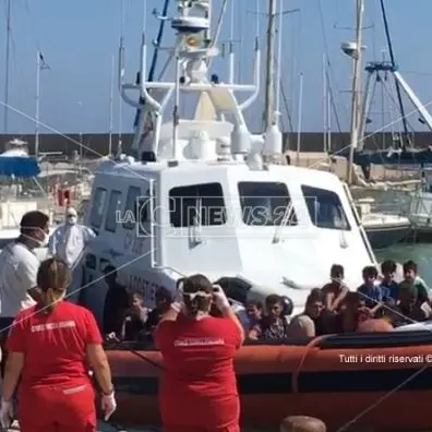 Sbarco di 74 migranti a Roccella, fermati due presunti scafisti