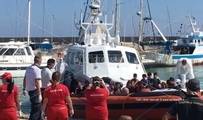 Sbarco di 74 migranti a Roccella, fermati due presunti scafisti