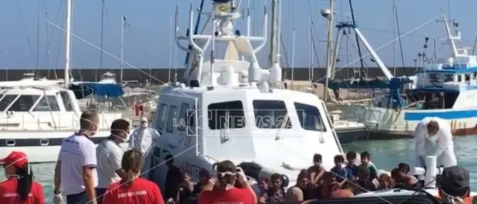 Sbarco di 74 migranti a Roccella, fermati due presunti scafisti