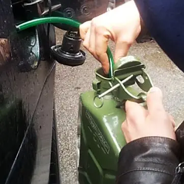 Fora il serbatoio di un’auto e ruba la benzina, un arresto a Siderno