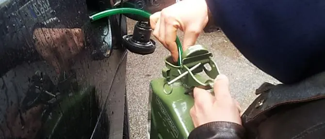 Fora il serbatoio di un’auto e ruba la benzina, un arresto a Siderno