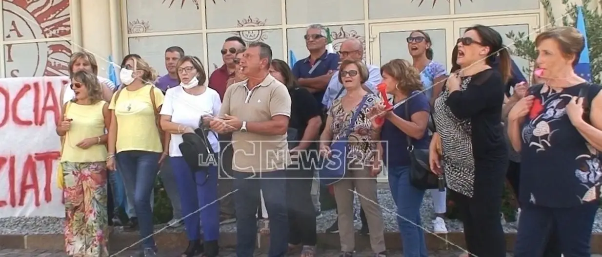 I precari della sanità alla cittadella: «Non faremo i parassiti dello Stato»