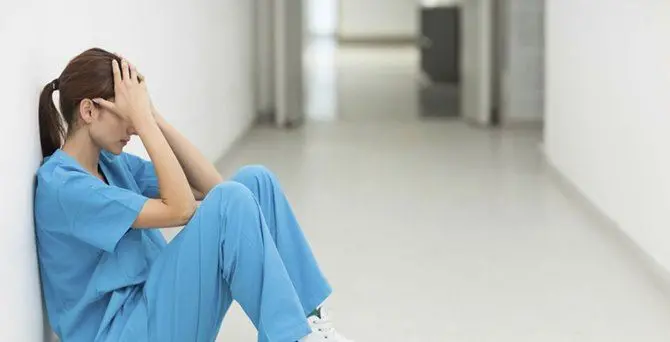 Notti di ordinaria follia al Pronto soccorso. Gli operatori: «Picchiati e insultati, è la norma»
