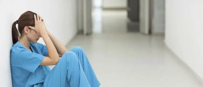 Notti di ordinaria follia al Pronto soccorso. Gli operatori: «Picchiati e insultati, è la norma»