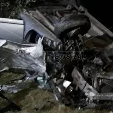 Perde il controllo dell'auto e finisce fuori strada, un morto nel Catanzarese
