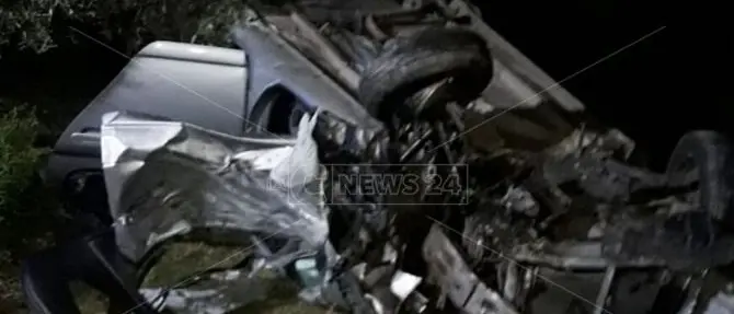 Perde il controllo dell'auto e finisce fuori strada, un morto nel Catanzarese