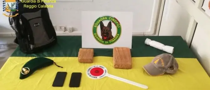 Lascia uno zaino con cocaina al terminal dei traghetti, arrestato 25enne