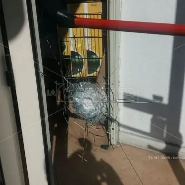 L’ombra del racket a Cosenza, colpi di pistola contro un negozio