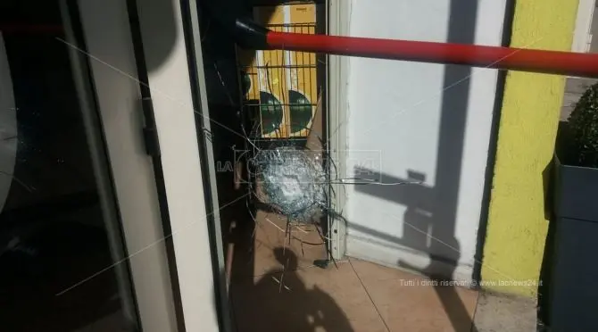 L’ombra del racket a Cosenza, colpi di pistola contro un negozio