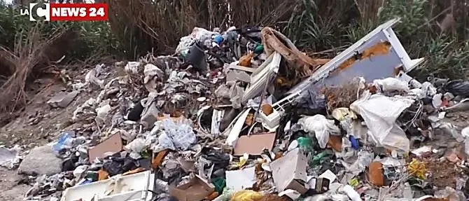 Quei roghi dolosi di rifiuti che intossicano Rosarno e San Ferdinando