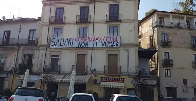 «Salvini, Cosenza non ti vuole»: in città striscioni contro il leader della Lega