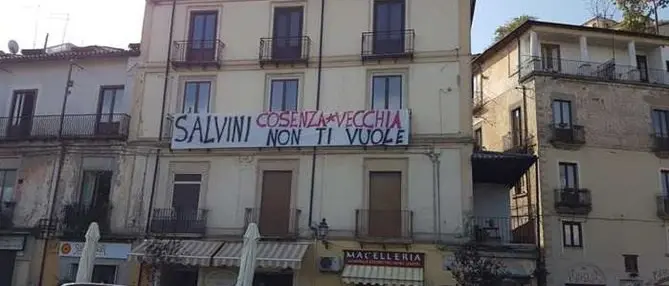 «Salvini, Cosenza non ti vuole»: in città striscioni contro il leader della Lega