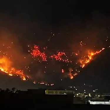 In fiamme i monti di Sarno, diverse famiglie evacuate