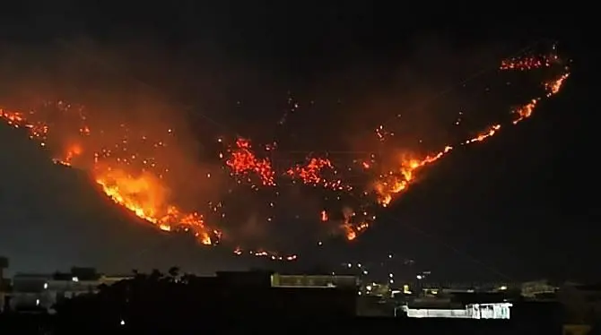 In fiamme i monti di Sarno, diverse famiglie evacuate