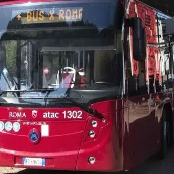 L'autista del bus li rimprovera: otto ragazzi lo pestano a sangue