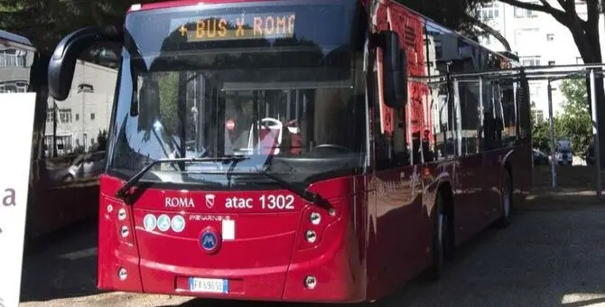 L'autista del bus li rimprovera: otto ragazzi lo pestano a sangue