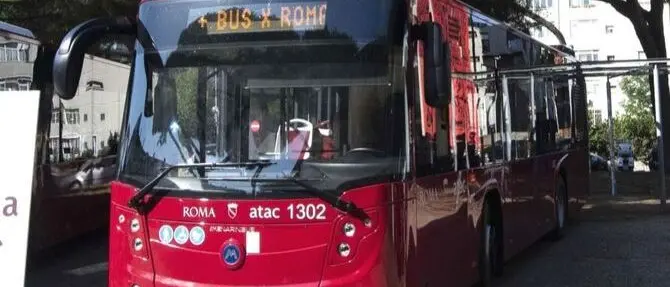 L'autista del bus li rimprovera: otto ragazzi lo pestano a sangue