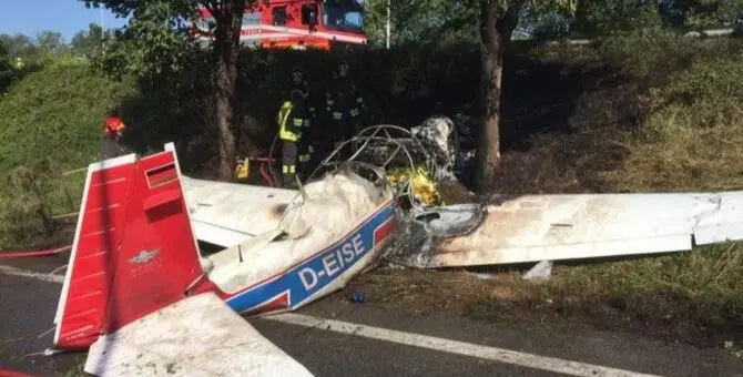 Aereo da turismo precipita e prende fuoco: morta una ragazza, tre feriti