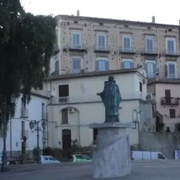 Piazza “chiusa” ai bimbi di Rossano, il sindaco: «Ordinanza scritta male»