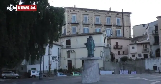 Piazza “chiusa” ai bimbi di Rossano, il sindaco: «Ordinanza scritta male»