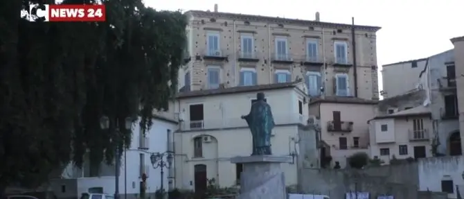 Piazza “chiusa” ai bimbi di Rossano, il sindaco: «Ordinanza scritta male»