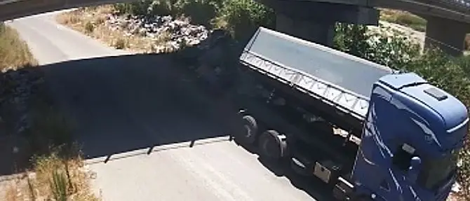 I rifiuti dell’azienda gettati in discariche abusive, denunce a Cirò