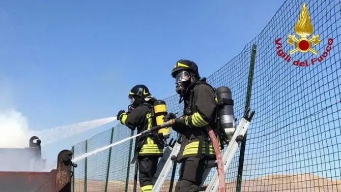 Cutro, a fuoco container con materiali di scarto: indagini