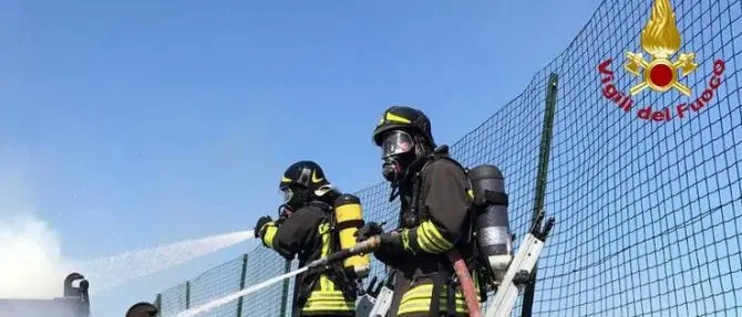 Cutro, a fuoco container con materiali di scarto: indagini