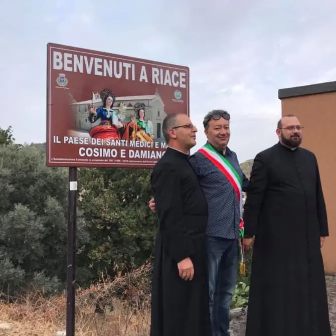 «Riace paese dell'accoglienza», il sindaco rimuove il cartello di benvenuto