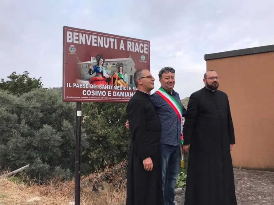 «Riace paese dell'accoglienza», il sindaco rimuove il cartello di benvenuto