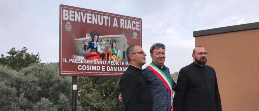 «Riace paese dell'accoglienza», il sindaco rimuove il cartello di benvenuto