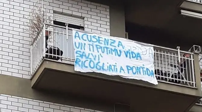 “Stutamu Salvini”: striscioni e proteste per il leader della Lega a Cosenza