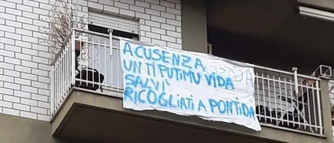 “Stutamu Salvini”: striscioni e proteste per il leader della Lega a Cosenza