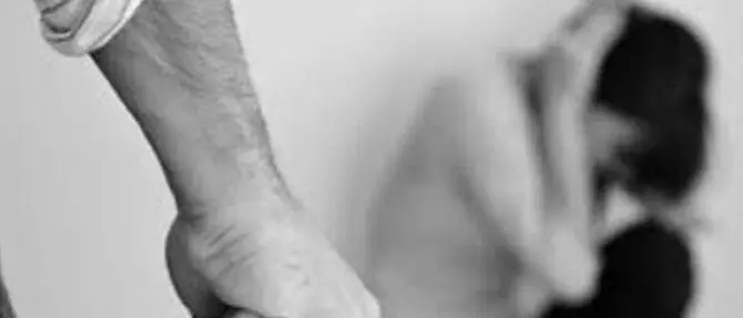 Segrega, picchia e vende le figlie per le nozze: arrestato papà orco