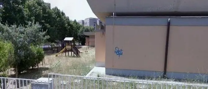 Mamme litigano su Fb e poi s'affrontano a colpi di mestolo vicino scuola