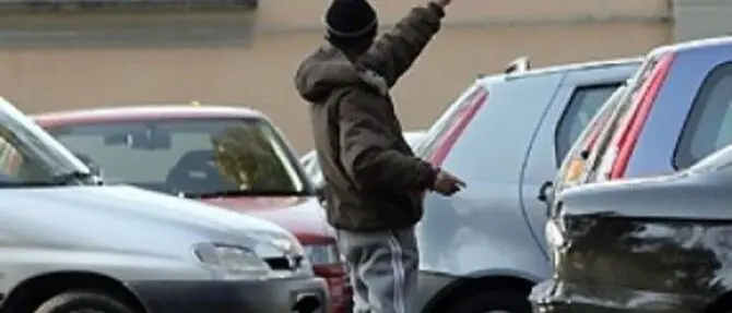 Parcheggiatori abusivi a Crotone, scattano sanzioni e mini-daspo