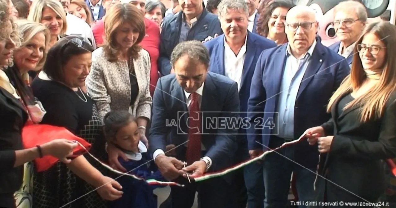 Catanzaro, dopo 10 anni risuona la campanella nella scuola di via Forni