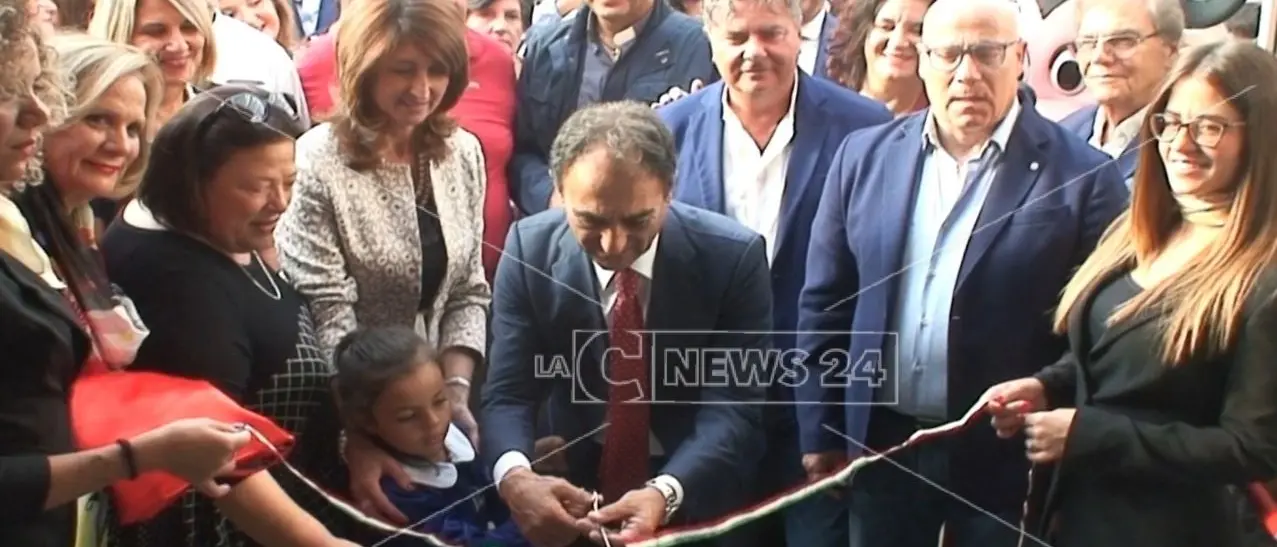 Catanzaro, dopo 10 anni risuona la campanella nella scuola di via Forni